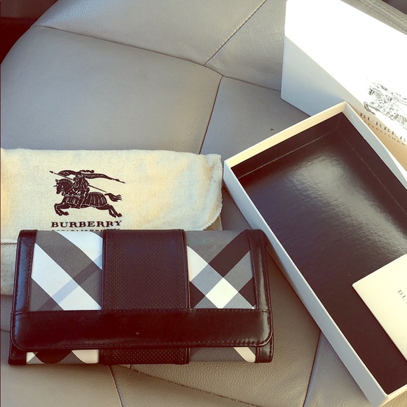 Burberry Handbags - Burberry Penrose Wallet
